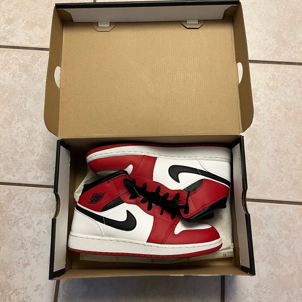 Air Jordan 1 Mid GS ‘Chicago’